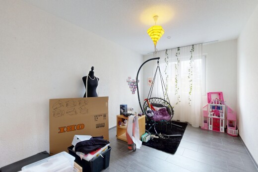 zimmer / schlafzimmer mit natürliches licht, natural light, und inside property