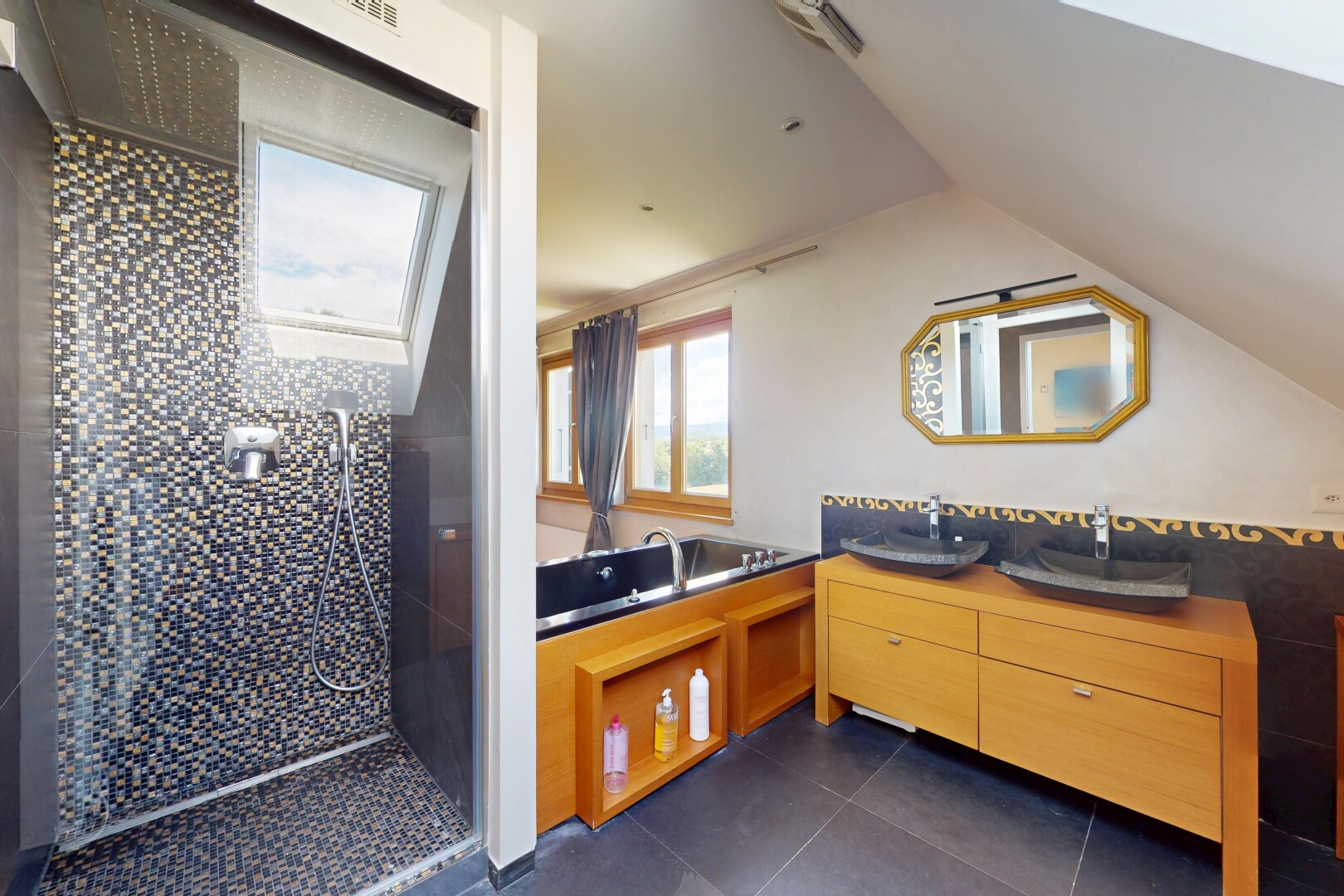 salle de bains avec double vasque, natural light, lumière naturelle, tile floor, et sol en carrelage