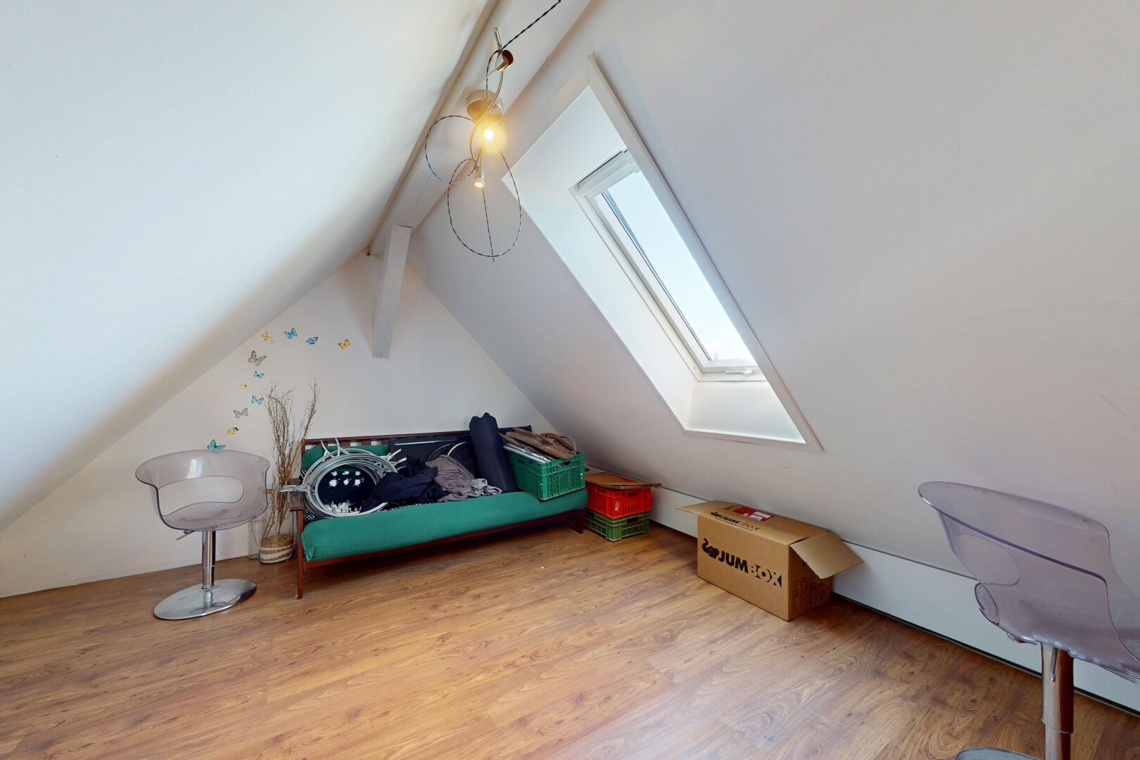 chambre avec puits de lumière, inside property, wood finish floor, sol en finition bois, et pièce supplémentaire