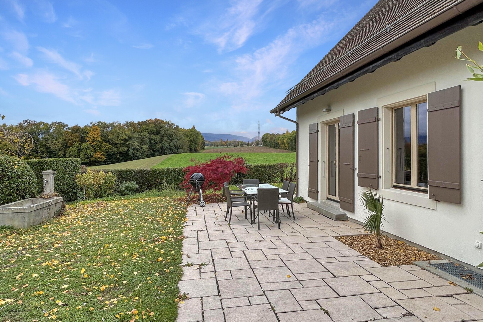 terrasse avec terrasse, day time, pelouse, et coin repas extérieur