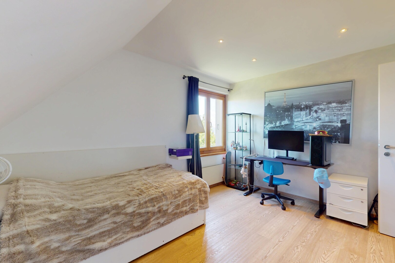 chambre avec natural light, lumière naturelle, wood finish floor, sol en finition bois, et inside property