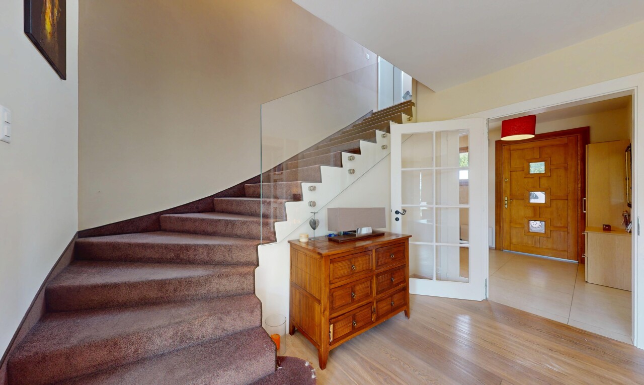 escaliers avec escaliers, wood finish floor, sol en finition bois, inside property, et drywall