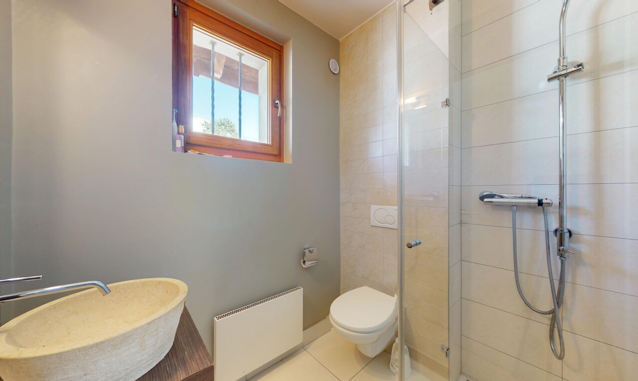 salle de bains avec tile shower, radiateur, drywall, cloison sèche, et douche