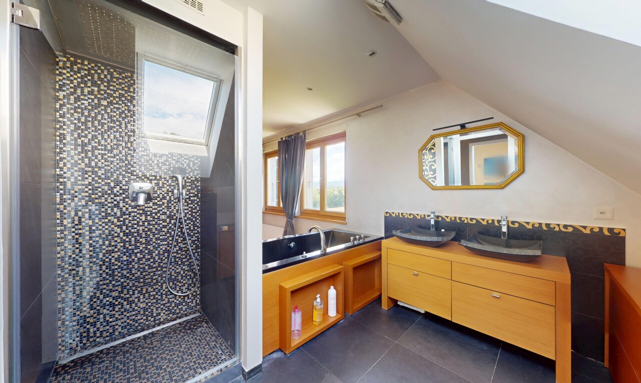 salle de bains avec double vasque, natural light, lumière naturelle, tile floor, et sol en carrelage