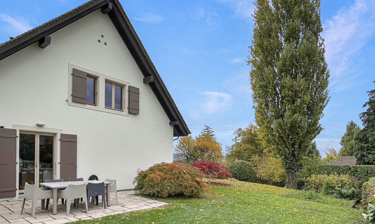 façade avec property visible, pelouse, day time, terrasse, et bardage en stuc