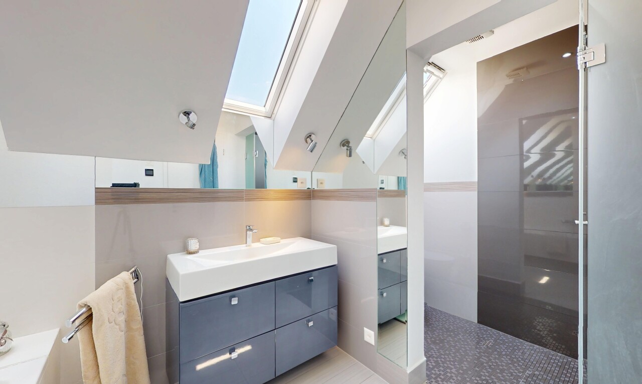 salle de bains avec lavabo (ou coiffeuse selon le contexte), salle de bain complète, inside property, puits de lumière, et miroir