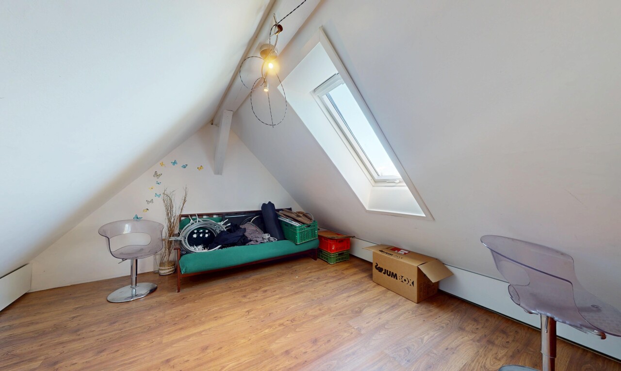 chambre avec puits de lumière, inside property, wood finish floor, sol en finition bois, et pièce supplémentaire