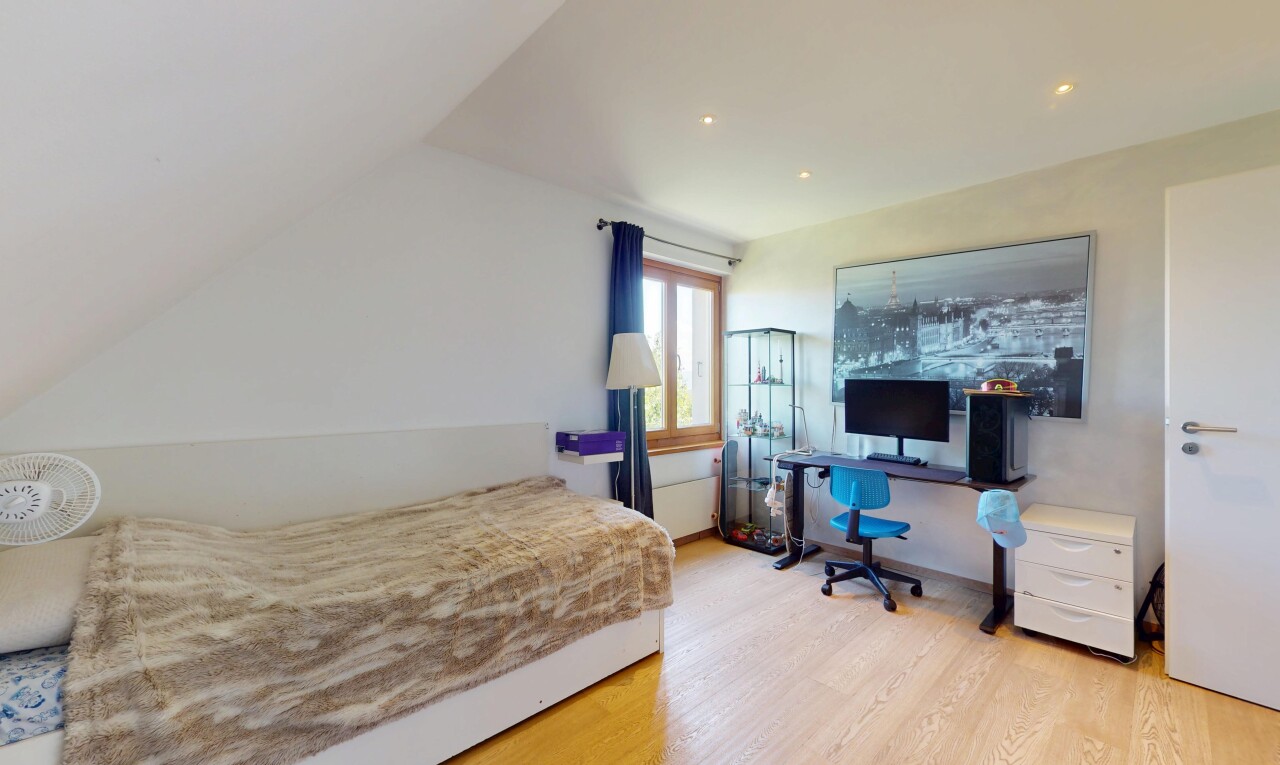 chambre avec natural light, lumière naturelle, wood finish floor, sol en finition bois, et inside property