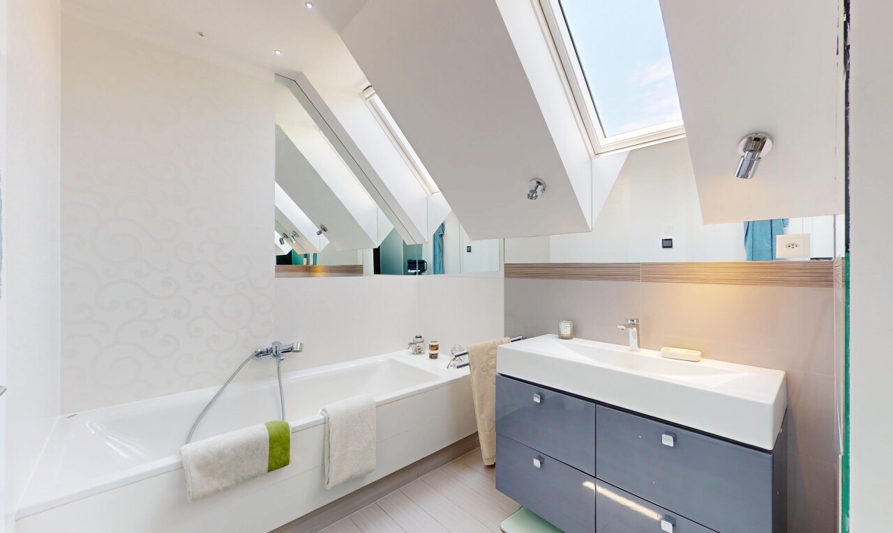 salle de bains avec lavabo (ou coiffeuse selon le contexte), inside property, bain, puits de lumière, et salle de bain complète