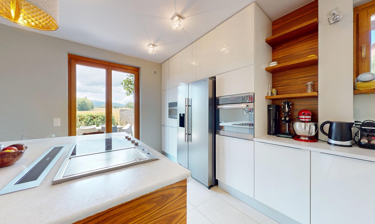 cuisine avec inside property, four, étagères ouvertes, réfrigérateur, et plans de travail