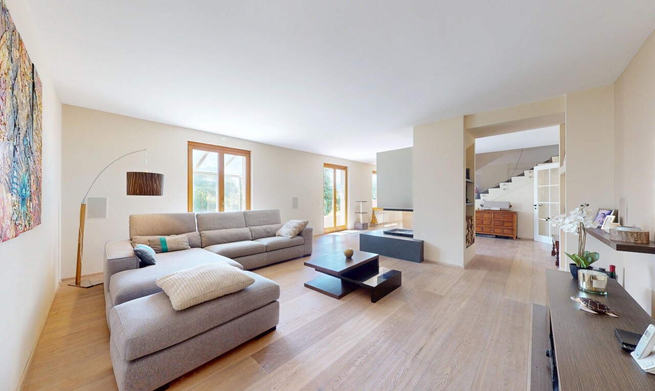 salon avec wood finish floor, sol en finition bois, escaliers, natural light, et lumière naturelle