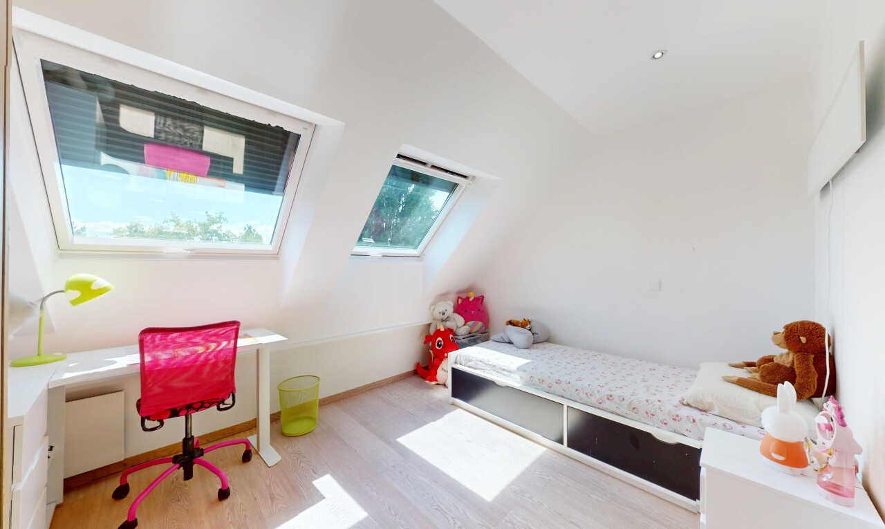 chambre avec inside property, wood finish floor, sol en finition bois, natural light, et lumière naturelle