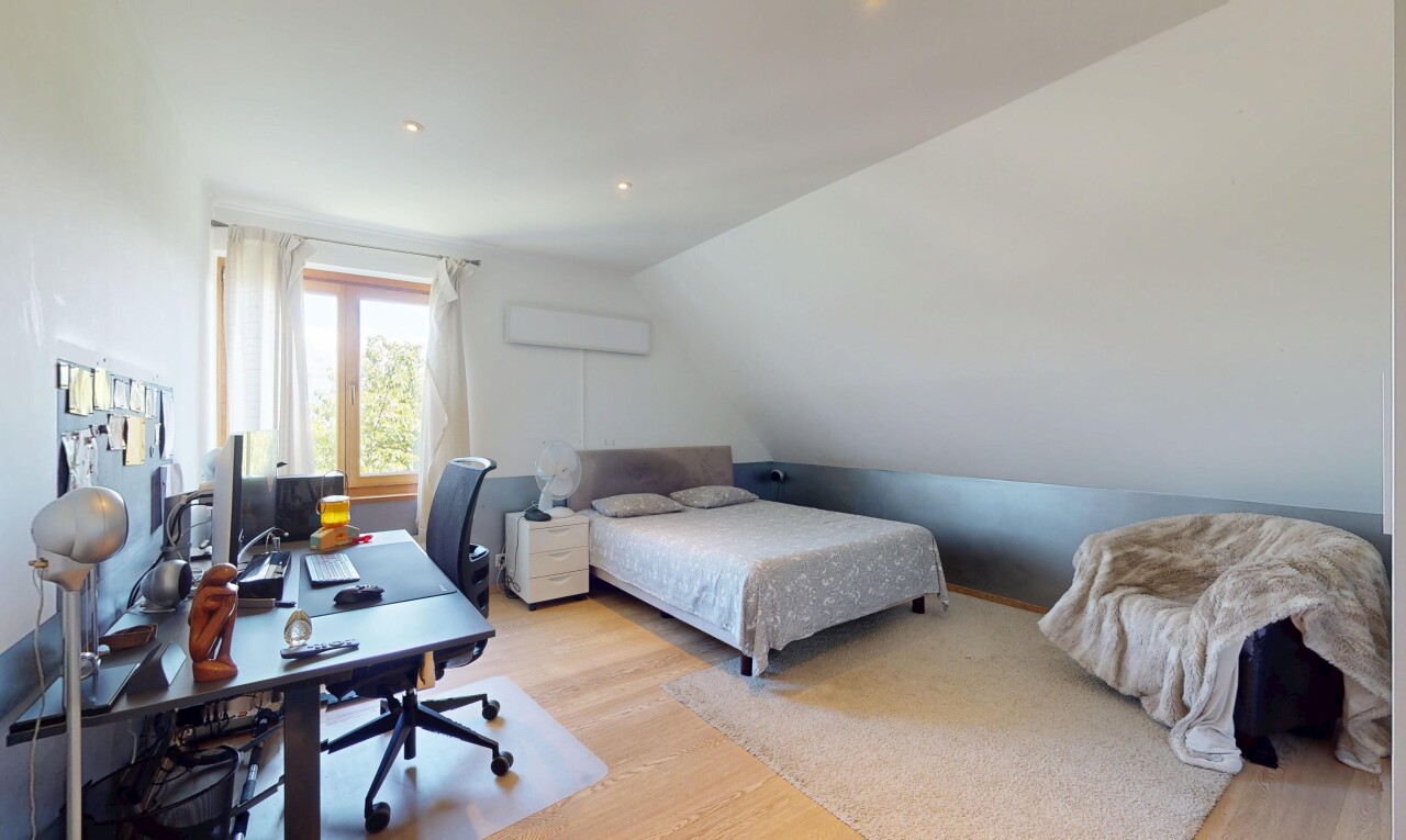 chambre avec natural light, lumière naturelle, wood finish floor, sol en finition bois, et vaulted ceiling