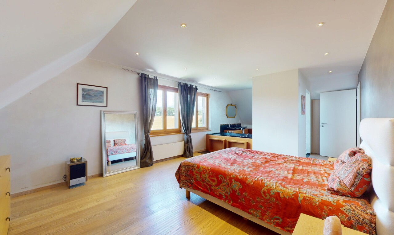 chambre avec natural light, lumière naturelle, inside property, wood finish floor, et sol en finition bois