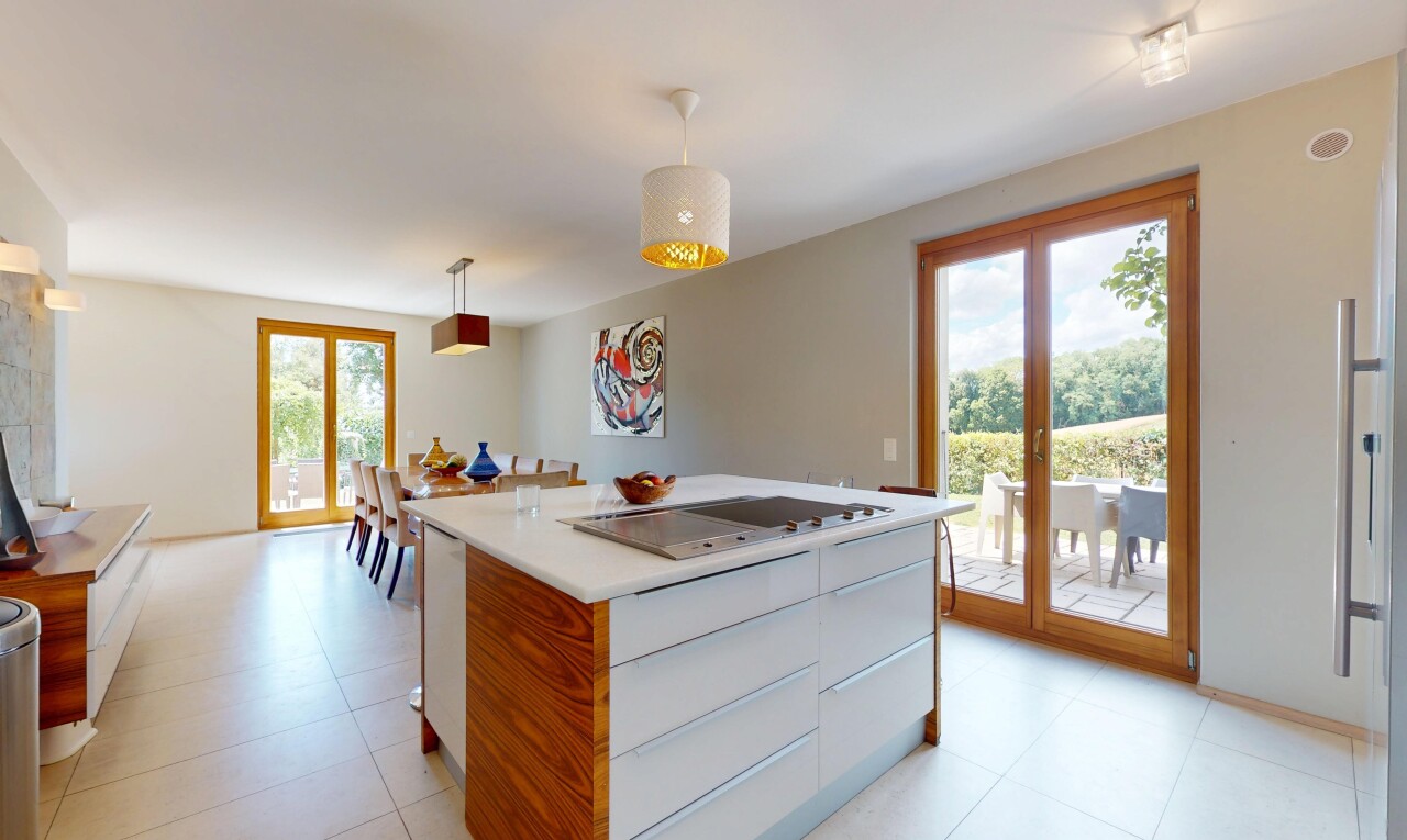 cuisine avec drywall, cloison sèche, natural light, lumière naturelle, et inside property