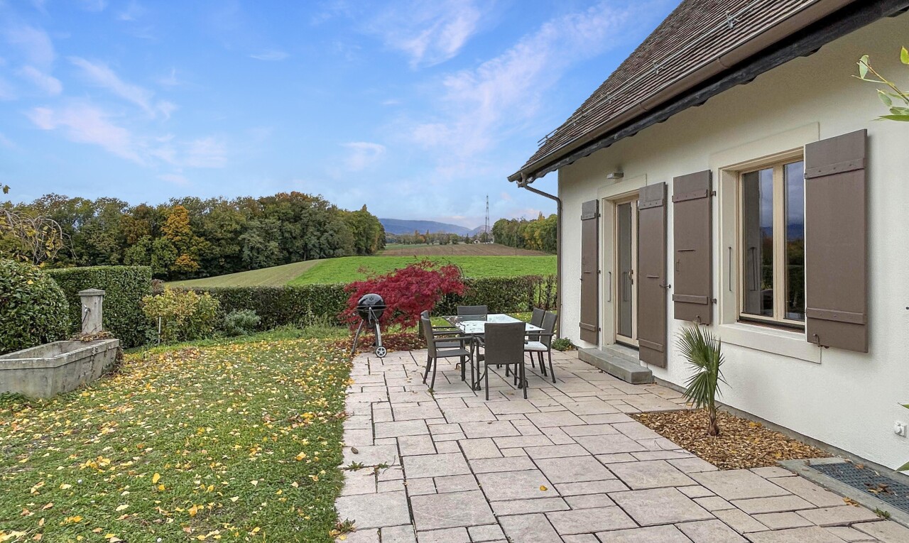 terrasse avec terrasse, day time, pelouse, et coin repas extérieur