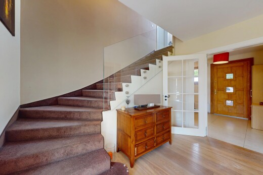 escaliers avec escaliers, wood finish floor, sol en finition bois, inside property, et drywall