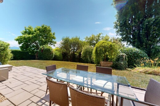 terrasse avec coin repas extérieur, terrasse, day time, from property, et pelouse