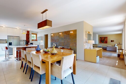 salon / salle à manger avec inside property, natural light, lumière naturelle, drywall, et cloison sèche