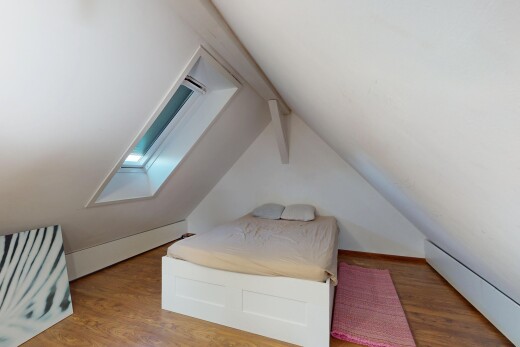 chambre avec pièce supplémentaire, wood finish floor, sol en finition bois, puits de lumière, et inside property