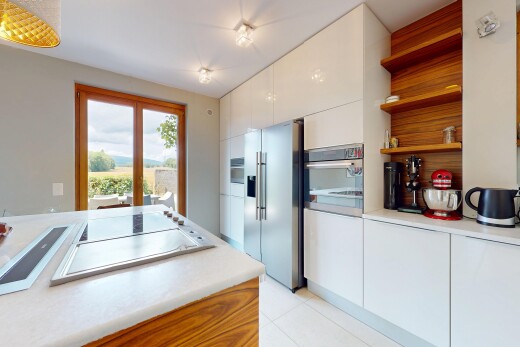 cuisine avec inside property, four, étagères ouvertes, réfrigérateur, et plans de travail