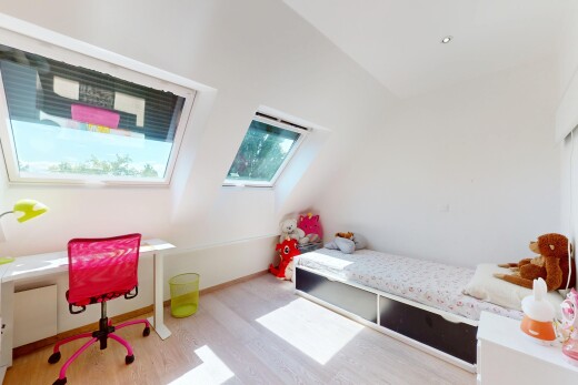 chambre avec inside property, wood finish floor, sol en finition bois, natural light, et lumière naturelle
