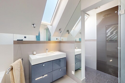 salle de bains avec lavabo (ou coiffeuse selon le contexte), salle de bain complète, inside property, puits de lumière, et miroir