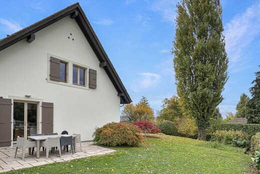 façade avec property visible, pelouse, day time, terrasse, et bardage en stuc
