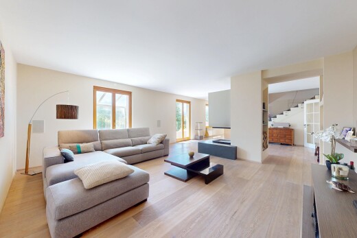 salon avec wood finish floor, sol en finition bois, escaliers, natural light, et lumière naturelle