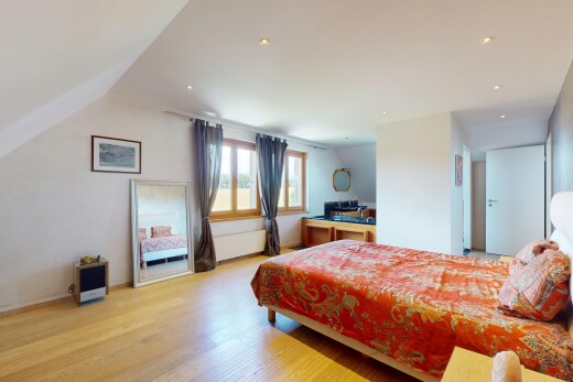 chambre avec natural light, lumière naturelle, inside property, wood finish floor, et sol en finition bois