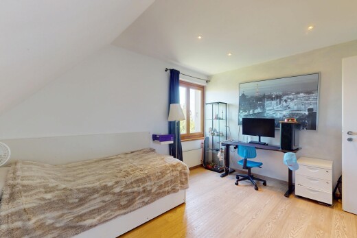 chambre avec natural light, lumière naturelle, wood finish floor, sol en finition bois, et inside property