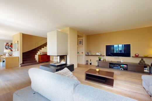 salon avec inside property, télévision, escaliers, drywall, et cloison sèche