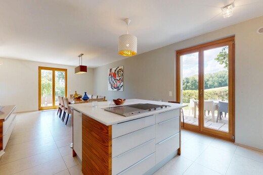 cuisine avec drywall, cloison sèche, natural light, lumière naturelle, et inside property