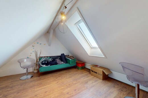 chambre avec puits de lumière, inside property, wood finish floor, sol en finition bois, et pièce supplémentaire