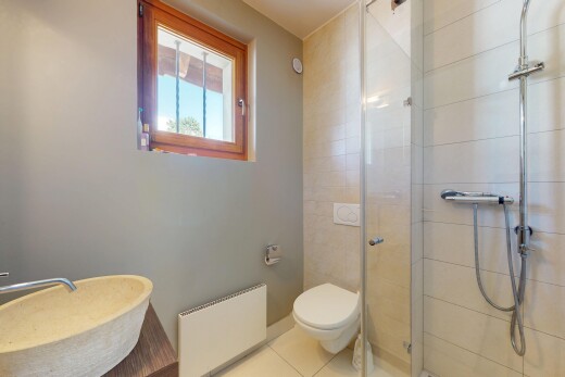salle de bains avec tile shower, radiateur, drywall, cloison sèche, et douche