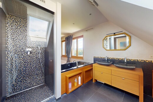 salle de bains avec double vasque, natural light, lumière naturelle, tile floor, et sol en carrelage