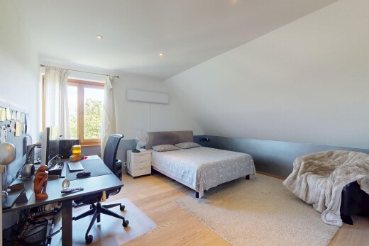 chambre avec natural light, lumière naturelle, wood finish floor, sol en finition bois, et vaulted ceiling