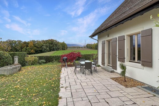 terrasse avec terrasse, day time, pelouse, et coin repas extérieur