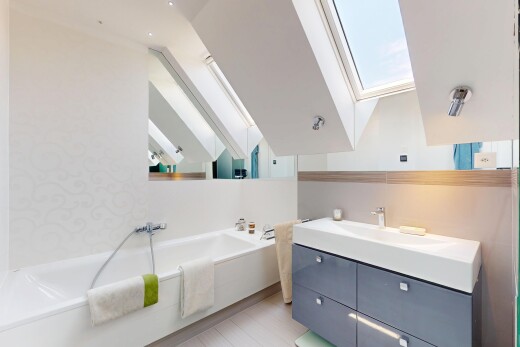 salle de bains avec lavabo (ou coiffeuse selon le contexte), inside property, bain, puits de lumière, et salle de bain complète