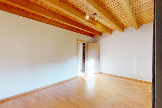 leerer raum mit holzdecke, balkendecke, deckenbeleuchtung, und parkettboden