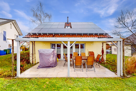 terrasse mit rasen und terrasse