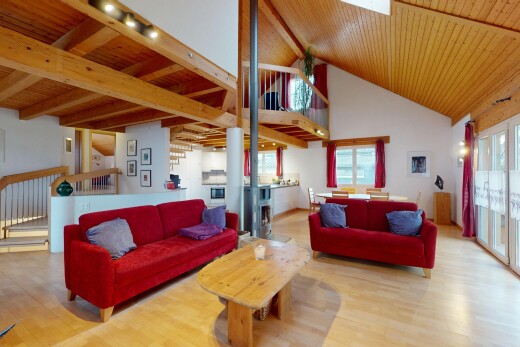 wohnzimmer mit parkettboden, holzdecke, balkendecke, und natürliches licht