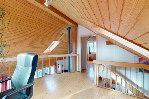 innenraum mit holzdecke, niedrige decke, parkettboden, und dachschräge