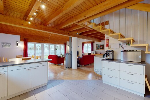 küche mit holzdecke, öffnet sich zum wohnraum, arbeitsplatten, natürliches licht, und weiße schränke