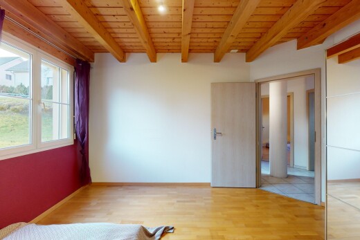 leerer raum mit parkettboden, balkendecke, holzdecke, und natürliches licht