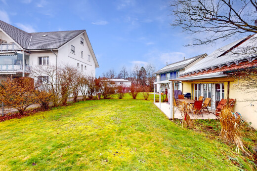 garten mit rasen und terrasse