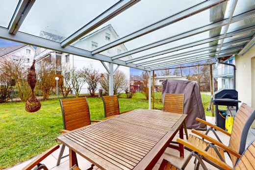 terrasse mit grill, rasen, und pergola