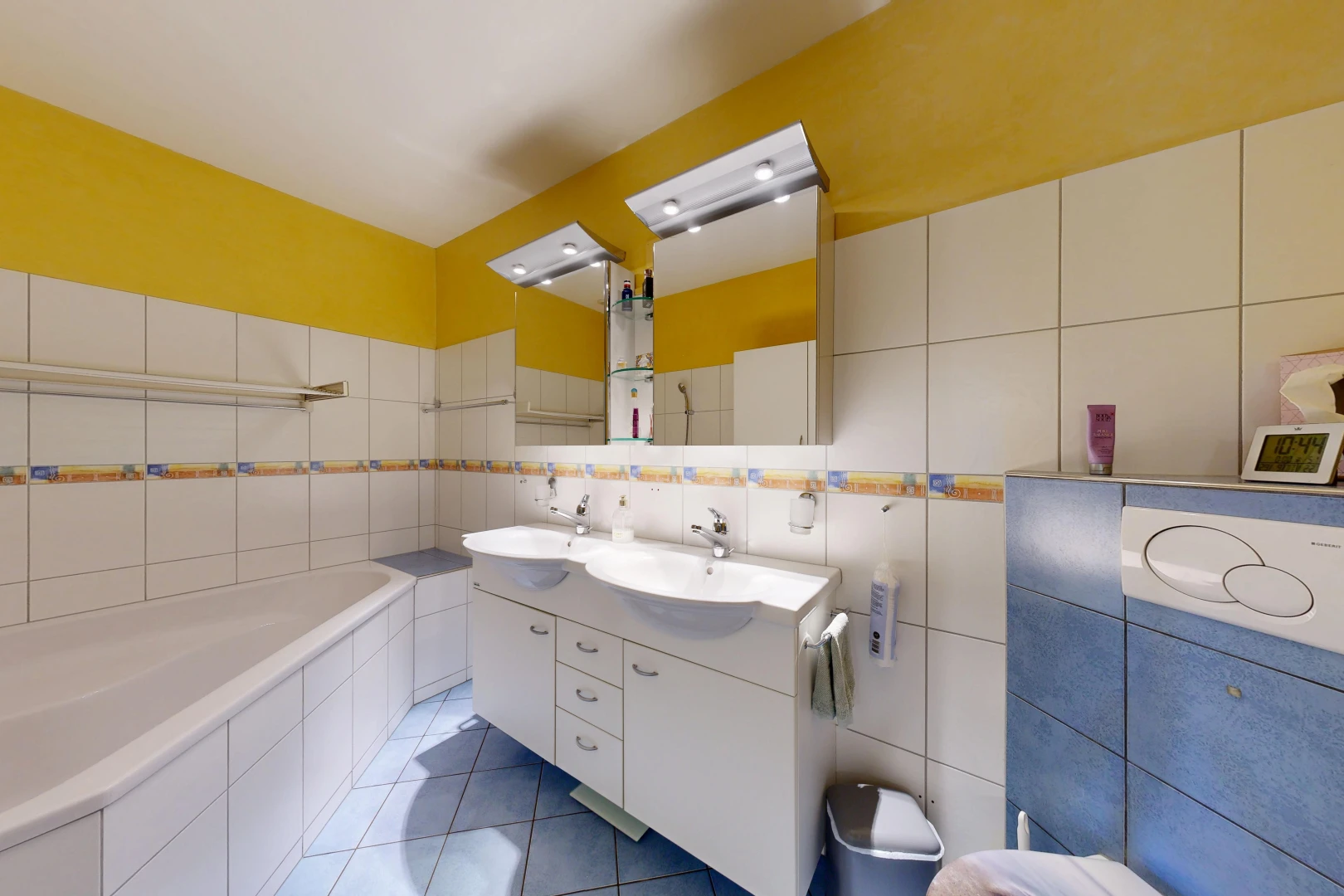 salle de bains avec salle de bain complète, tile wall, mur en carrelage, bain, et miroir