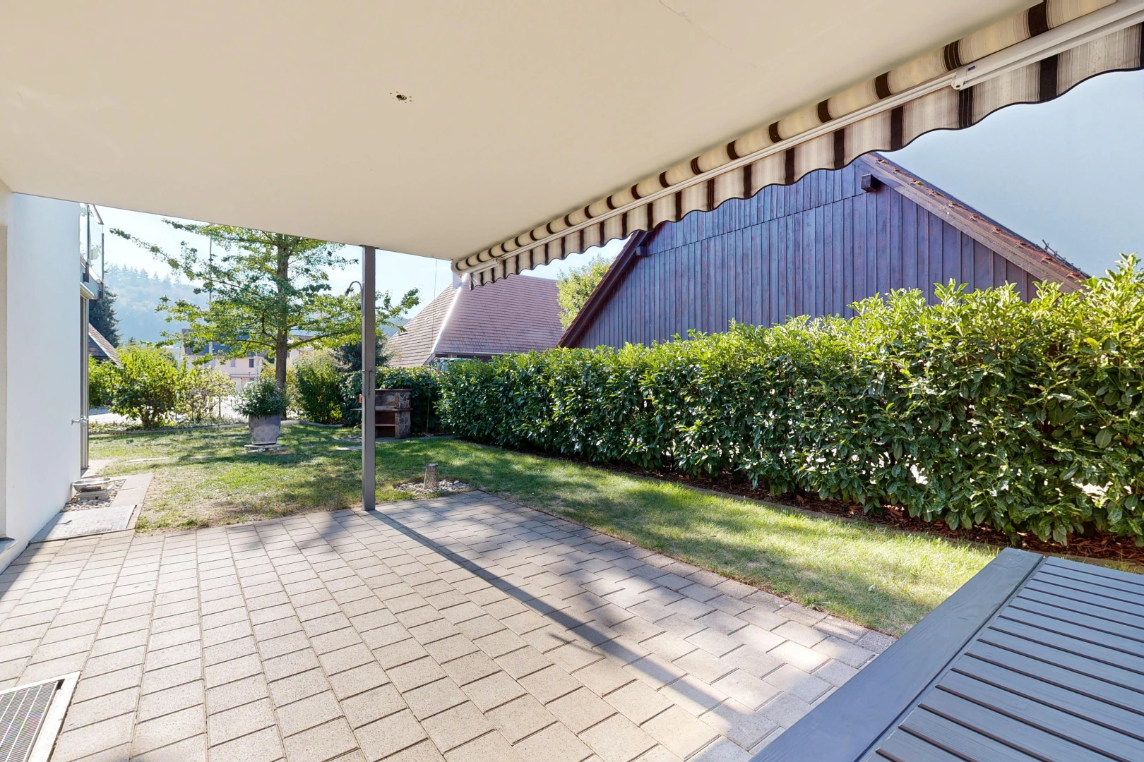 terrasse avec terrasse, pelouse, from property, et auvent