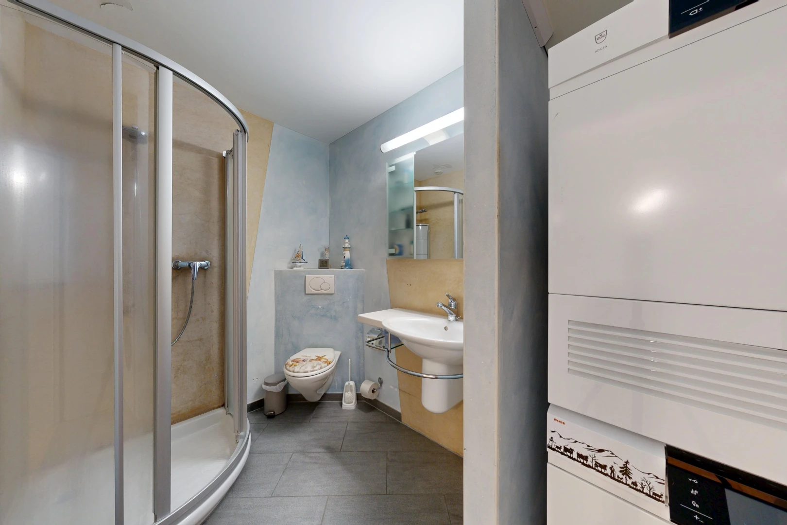 salle de bains avec salle de bain complète, douche, miroir, inside property, et évier